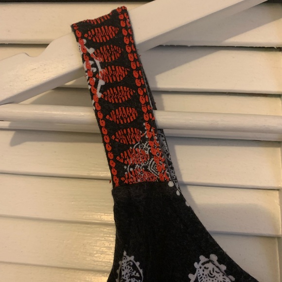 Black patterned tank top - Picture 2 of 3